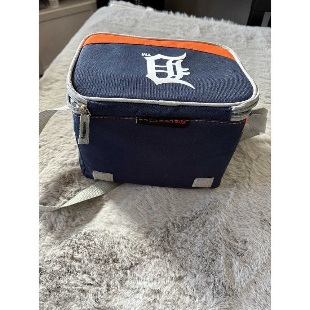 Detroit‎ Tigers small lunch box zip closure carry strap